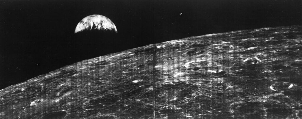 La première image de la Terre prise depuis l'orbite lunaire par Lunar Orbiter 1 le 23 août 1966.