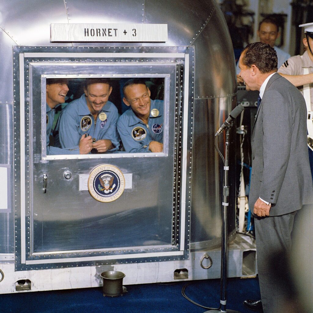 Sur le Hornet, Richard Nixon plaisante avec les astronautes