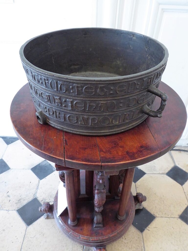 Mesure à grains : minot de Chartres du XIIIe siècle, bronze, musée des beaux-arts de Chartres, Eure-et-Loir, France.